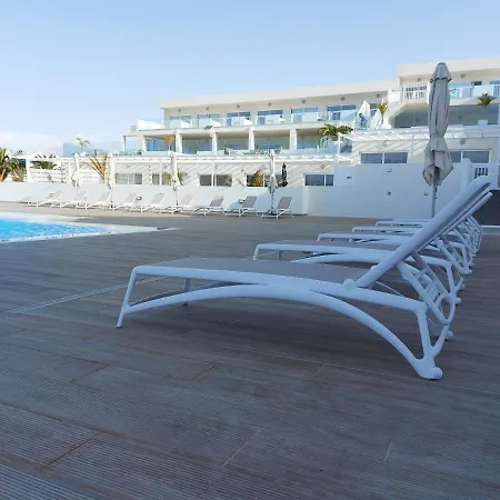 White Deluxe Apartment *